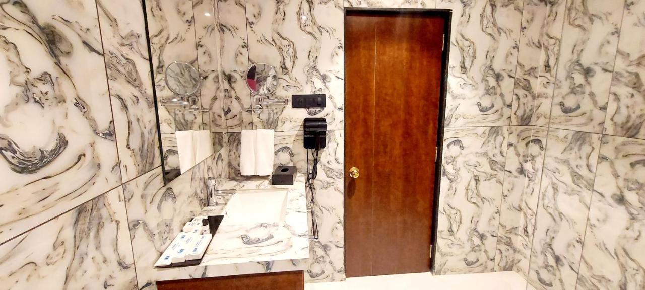Hotel Madhuban Silvassa Eksteriør billede