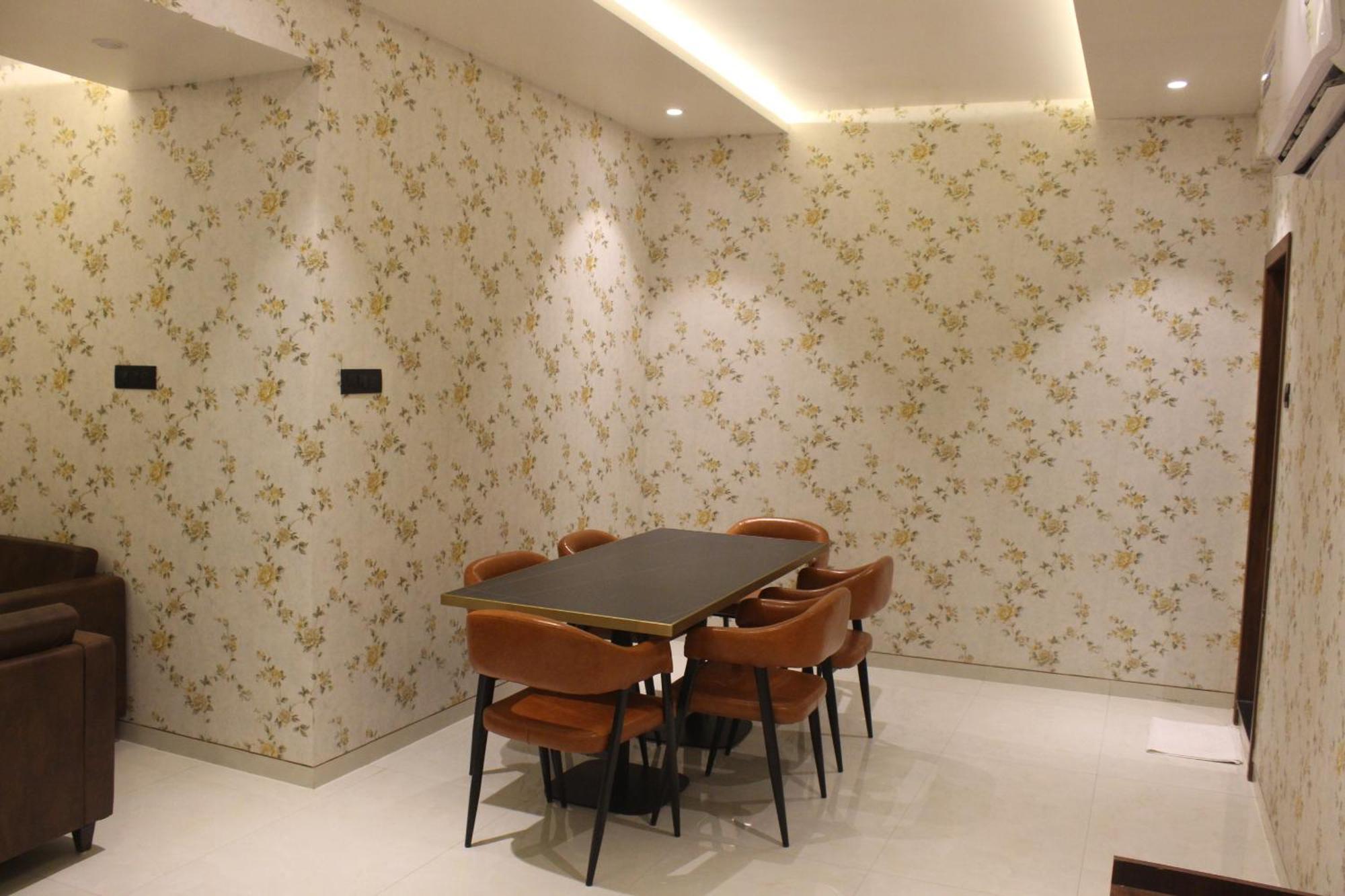 Hotel Madhuban Silvassa Eksteriør billede