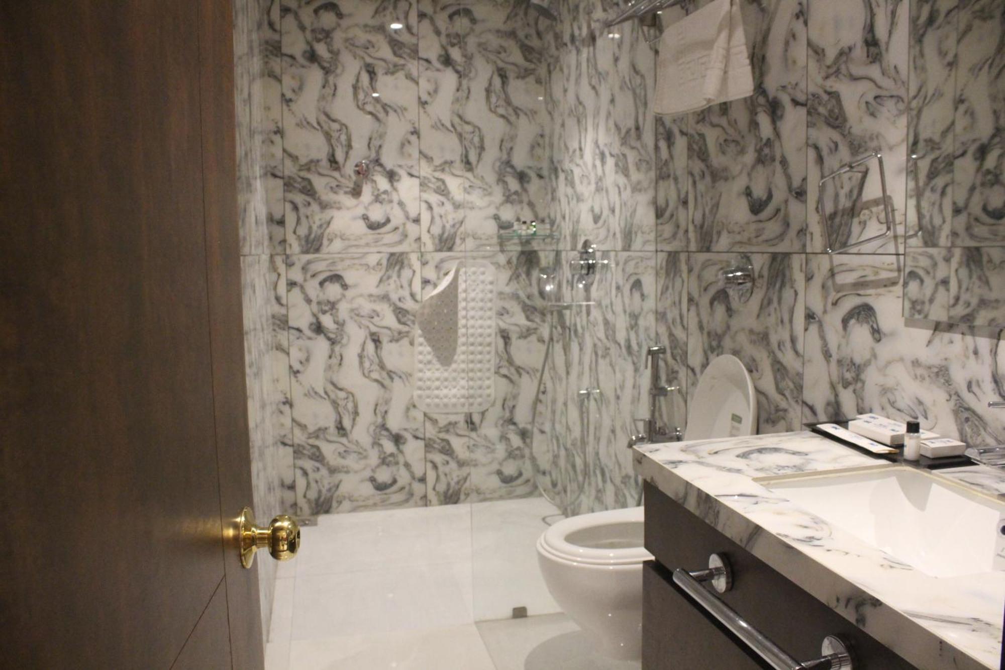 Hotel Madhuban Silvassa Eksteriør billede